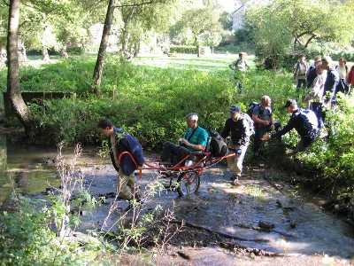 Randonnée sportive avec joëlettes à Marche-les-Dames en 2006