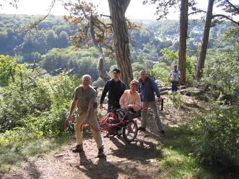 Randonnée sportive avec joëlettes à Marche-les-Dames en 2006