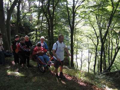 Randonnée sportive avec joëlettes à Marche-les-Dames en 2006